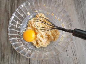 将蛋黄分三次加入面糊中翻拌。