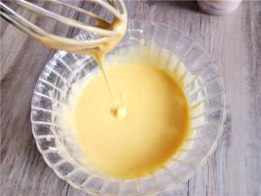 拌好面糊没有疙瘩，非常浓稠有光泽。