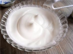 然后分三次加糖打发。直至打到提起打蛋头呈小尖角即干性发泡。