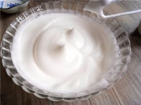 然后分三次加糖打发。直至打到提起打蛋头呈小尖角即干性发泡。