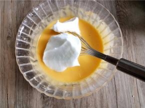 取三分之一蛋白膏，放进蛋黄糊里，用切拌的手法混合均匀，再将蛋黄糊倒回蛋白膏里。