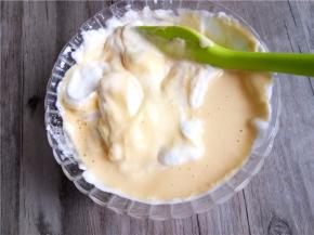 把剩下的蛋黄糊都倒入蛋白中继续翻拌。