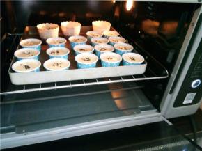 放入预热好的烤箱中层140度烤36分钟.时间结束后在焖5分钟。