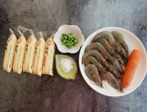 首先准备好食材:鸡蛋豆腐、大虾、豌豆、胡萝卜、淀粉
