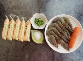 首先准备好食材:鸡蛋豆腐、大虾、豌豆、胡萝卜、淀粉