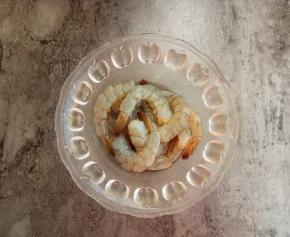 虾尾不要去掉了，全部清理好备用