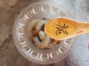 放入少许料酒