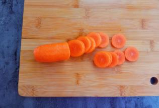 胡萝卜切片，大约5毛钱硬币厚度