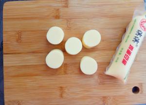 鸡蛋豆腐也切片，大约一厘米厚度