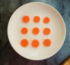 胡萝卜放入盘子中