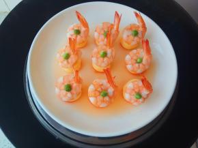 将玉子虾仁放入锅中，大火蒸8分钟