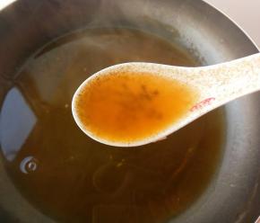 一碗水加生抽、少许淀粉放入锅中煮开