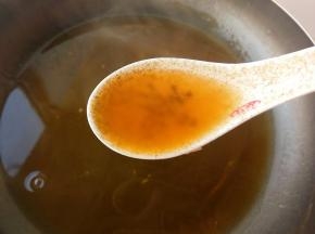 一碗水加生抽、少许淀粉放入锅中煮开