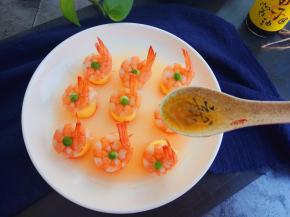 把调好的酱汁淋在虾仁上面就可以了