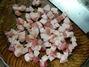 猪肉洗净切小块备用。
蒜瓣拍破备用。
