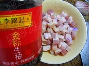 切好的猪肉用生抽腌制1小时。