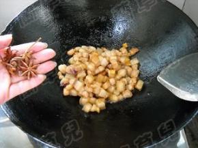 加入八角，翻炒出香味儿。
