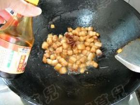 淋入老抽，炒匀