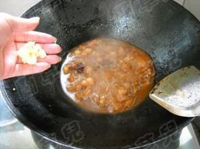 沿锅边淋入温水，大火煮开，放入蒜瓣。