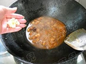 沿锅边淋入温水，大火煮开，放入蒜瓣。