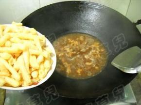 炒匀；炖煮10分钟。