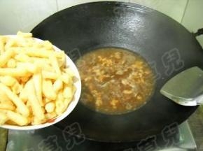 炒匀；炖煮10分钟。