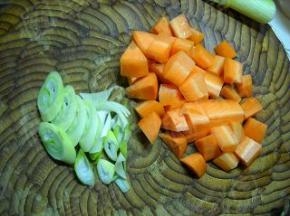 胡萝卜大葱洗净切好。