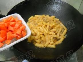 胡萝卜倒入锅中，混合豆果炒匀。