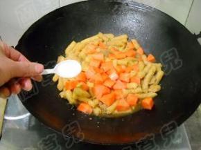 加入适量盐，炒匀。