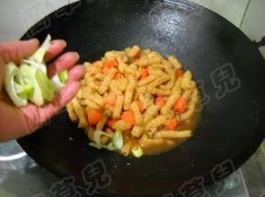 撒入大葱，炒至断生。