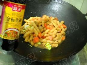 淋入生抽调好味即可盛入盘中食用。