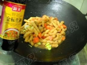 淋入生抽调好味即可盛入盘中食用。