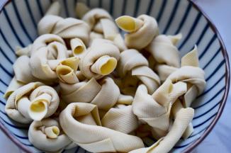 卜页结洗净放在碗底