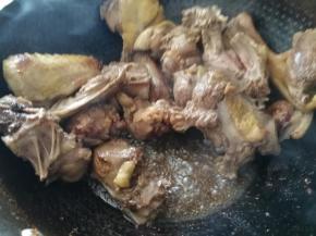 锅热放进大鹅干靠，靠出油来。