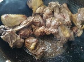 锅热放进大鹅干靠，靠出油来。