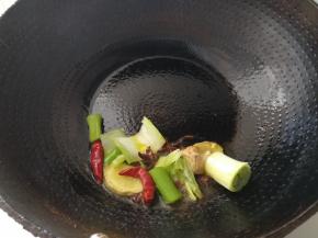 油热放入葱半段姜几片八角干辣椒翻炒