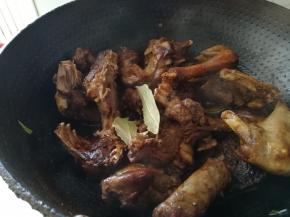 放红烧酱油，糖，料酒，香叶翻炒