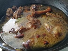 放没过大鹅的水大火炖90-120分钟。开锅后关中火。