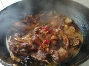 炖半个小时左右加山楂干和盐。关小火继续炖。一般炖一个半小时即可（根据大鹅肉的品质不同，炖的时间也不同）。大火收汤出锅。
