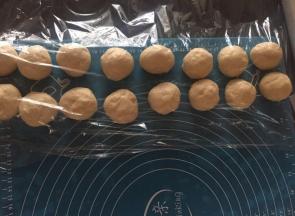 擀开排气，分成16个面团，松弛10分钟