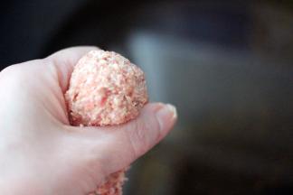 待油烧至六成热时、把馅料放在手的虎口处挤出自己喜欢的大小圆丸子