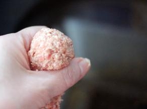 待油烧至六成热时、把馅料放在手的虎口处挤出自己喜欢的大小圆丸子