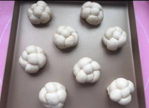 然后把头和尾往底下收。放入烤盘。烤箱发酵到1.5倍