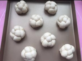 然后把头和尾往底下收。放入烤盘。烤箱发酵到1.5倍