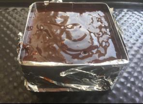 2寸慕斯模具包锡纸，倒入蛋糕糊。