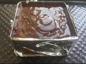 2寸慕斯模具包锡纸，倒入蛋糕糊。