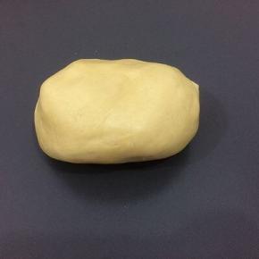 用手揉成面团，放置10分钟左右
