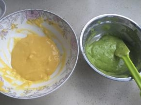 然后一份玉米油25克和牛奶拌匀，再和两个蛋黄拌匀，最后加入40克低粉拌匀。
另外菠菜汁和25克玉米油搅匀，加入2个蛋黄拌匀。再加入40克低粉拌匀。