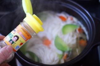 撒上胡椒粉、加入味精和蒜苗末即可