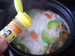 撒上胡椒粉、加入味精和蒜苗末即可